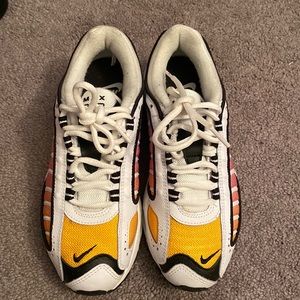 Nike air max , size 6 , worn once or twice.